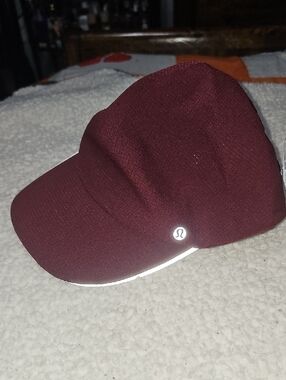 Lululemon Fast And Free Run Hat!! Wovenair! Womens, BBAY, S/M! BURGUNDY BAY